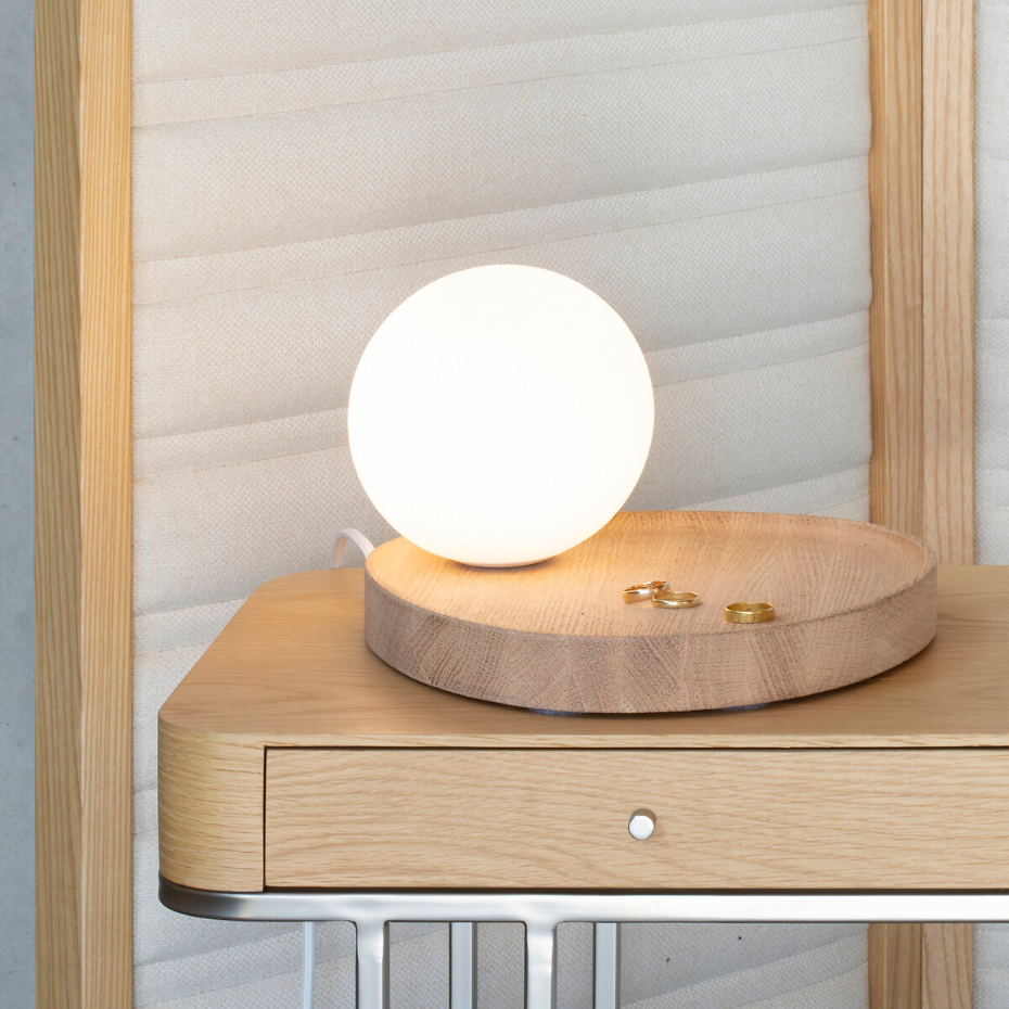 Lampe à poser, globe opaline/chêne, Hannasta