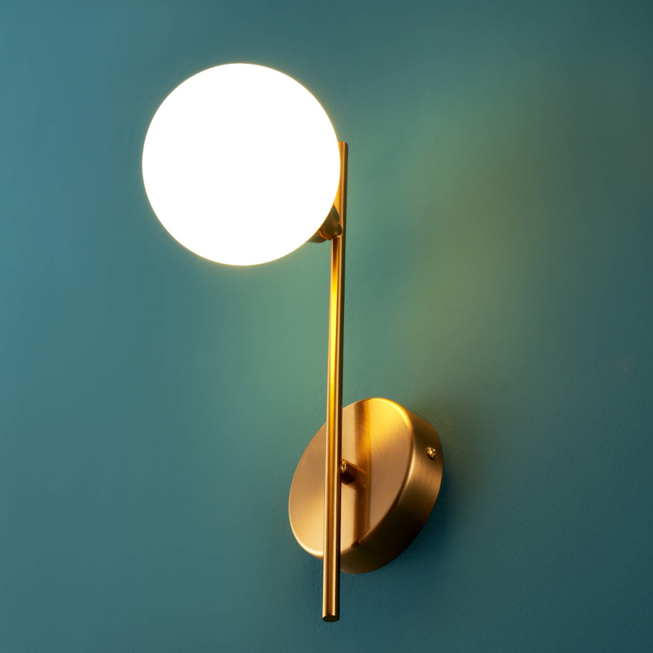 Applique avec globe en verre blanc – NEIRA