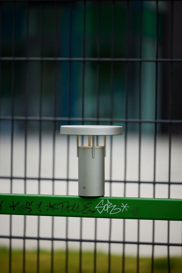 Lampe portable en acrylique et fer BRINGME