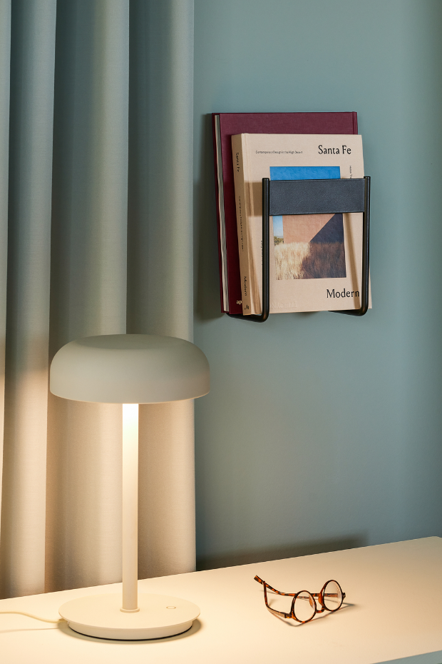 Lampe de table en fer et polycarbonate VELO.