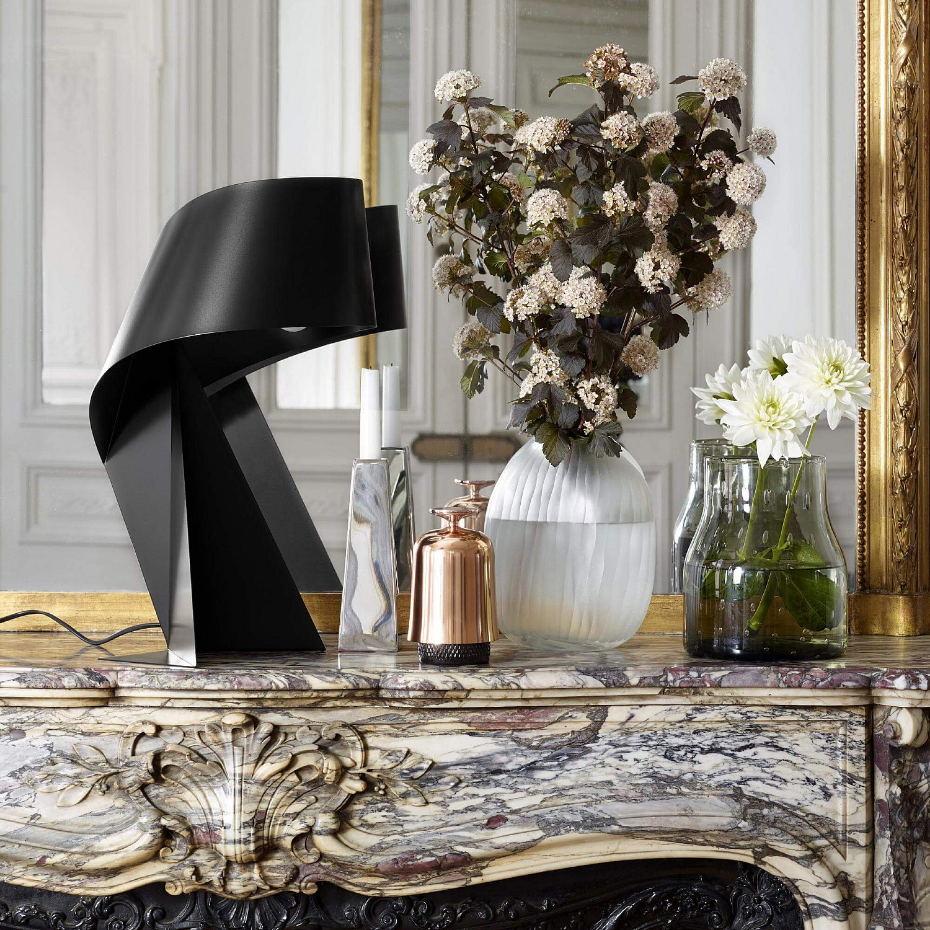 Lampe de table en métal RIBBON