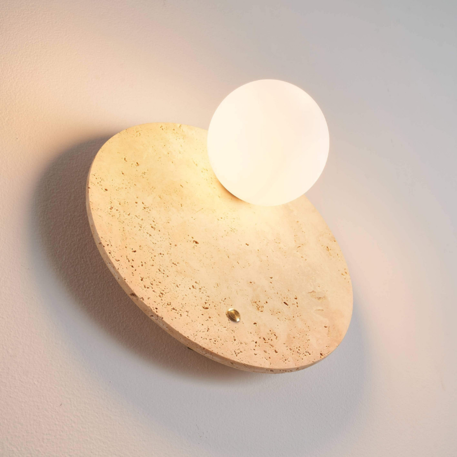Applique globe opale sur travertin - ORÉ