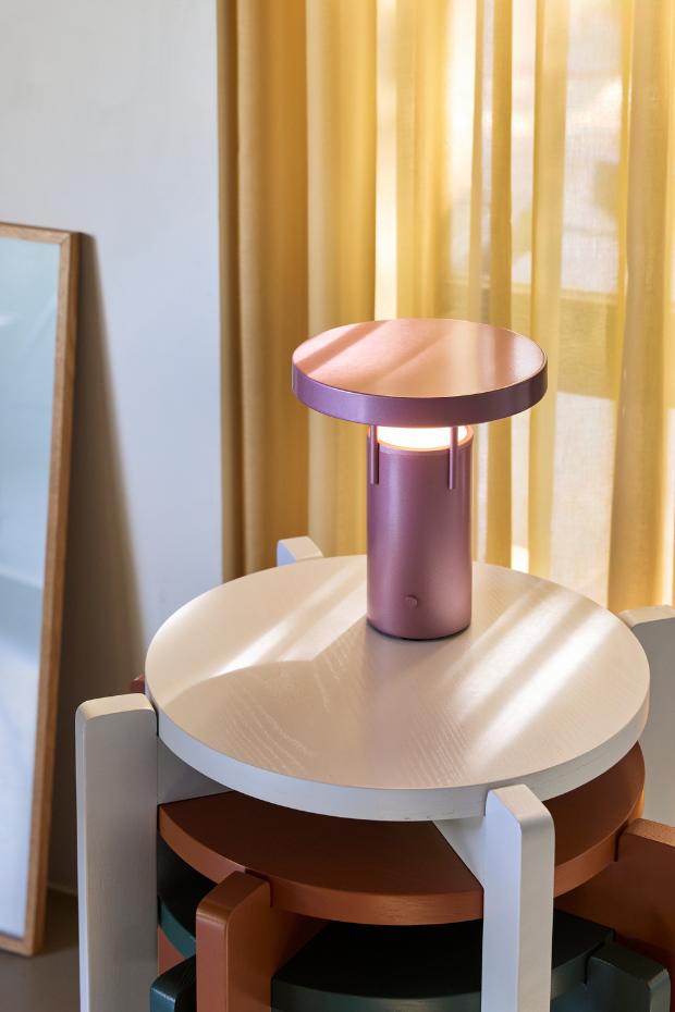 Lampe portable en acrylique et fer BRINGME