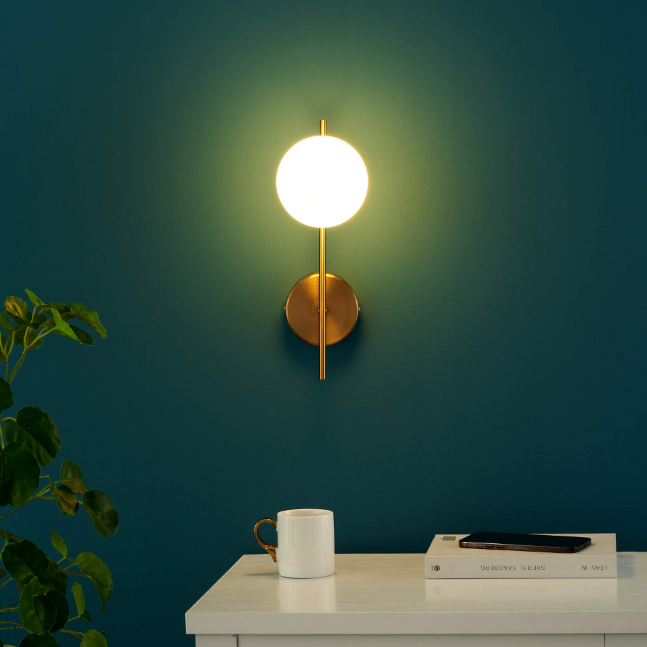 Applique avec globe en verre blanc – NEIRA