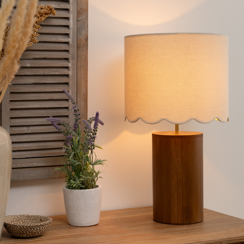 Lampe à poser bois de pin abat-jour festonné VANIA