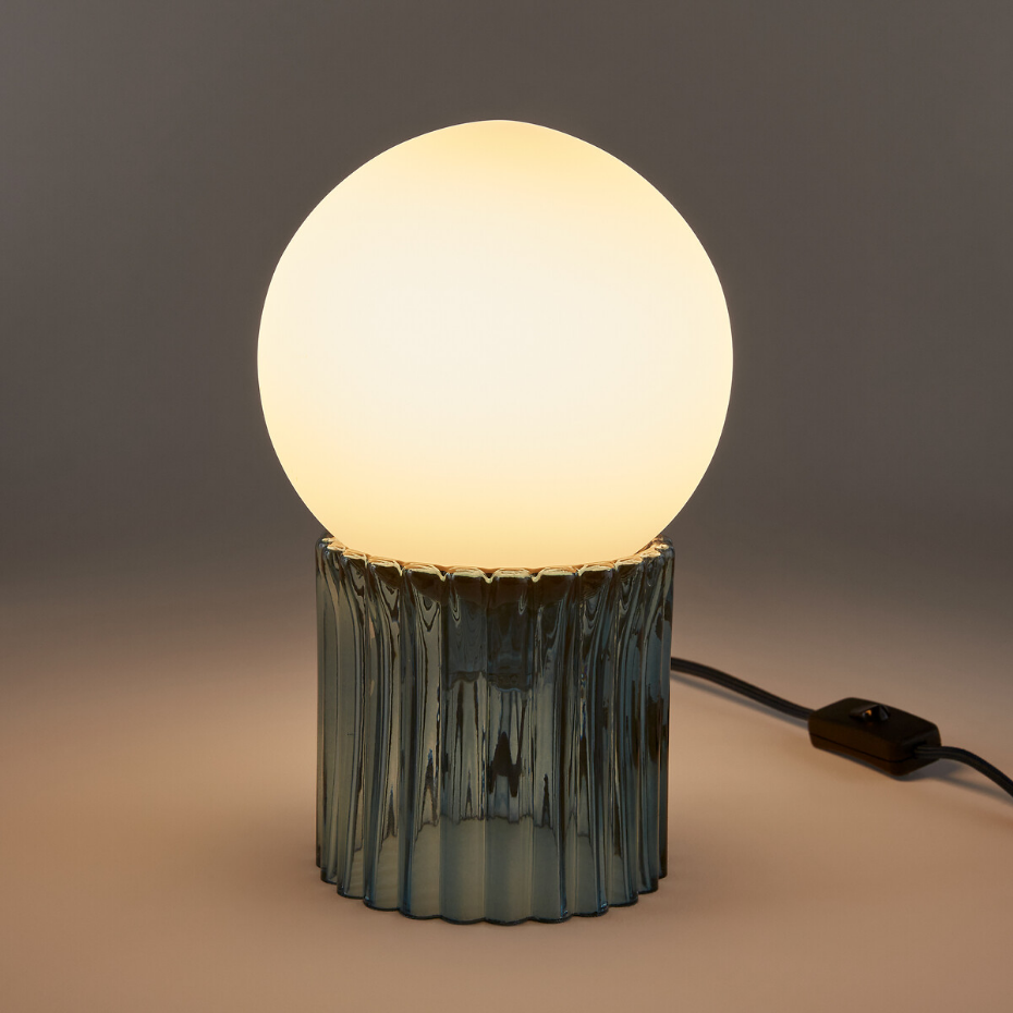 Lampe à poser, verre strié coloré et opaline, Dima