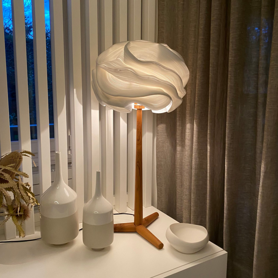 Lampe à poser en zipper pied en teck