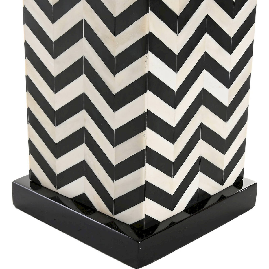 Lampe de table carrée en résine et acier motif chevron