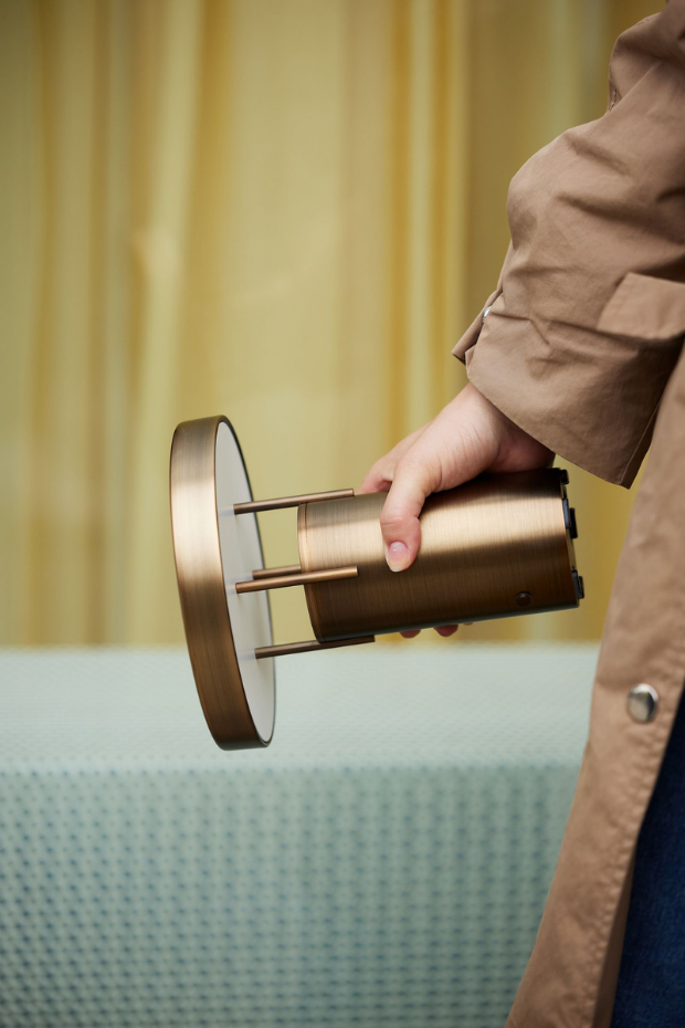 Lampe portable en acrylique et fer BRINGME