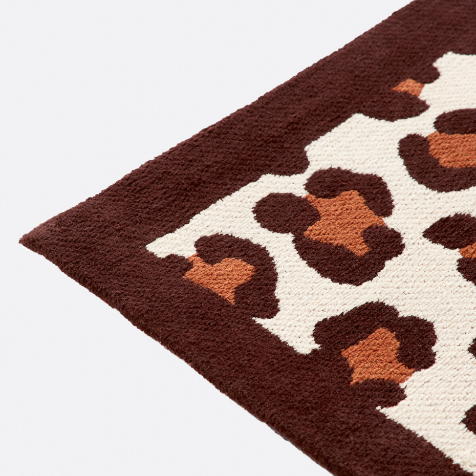 Tapis motif léopard, Nimia