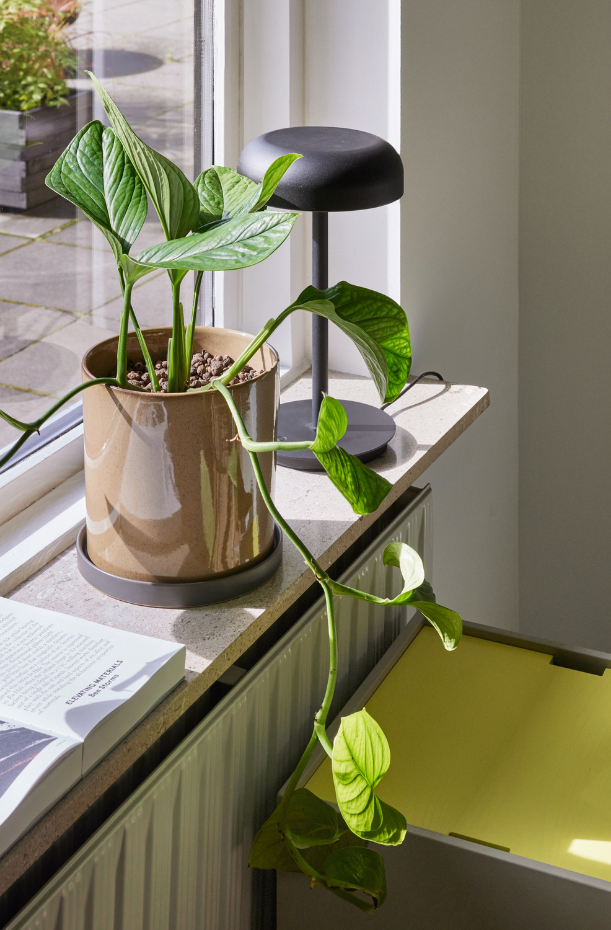Lampe de table en fer et polycarbonate VELO.