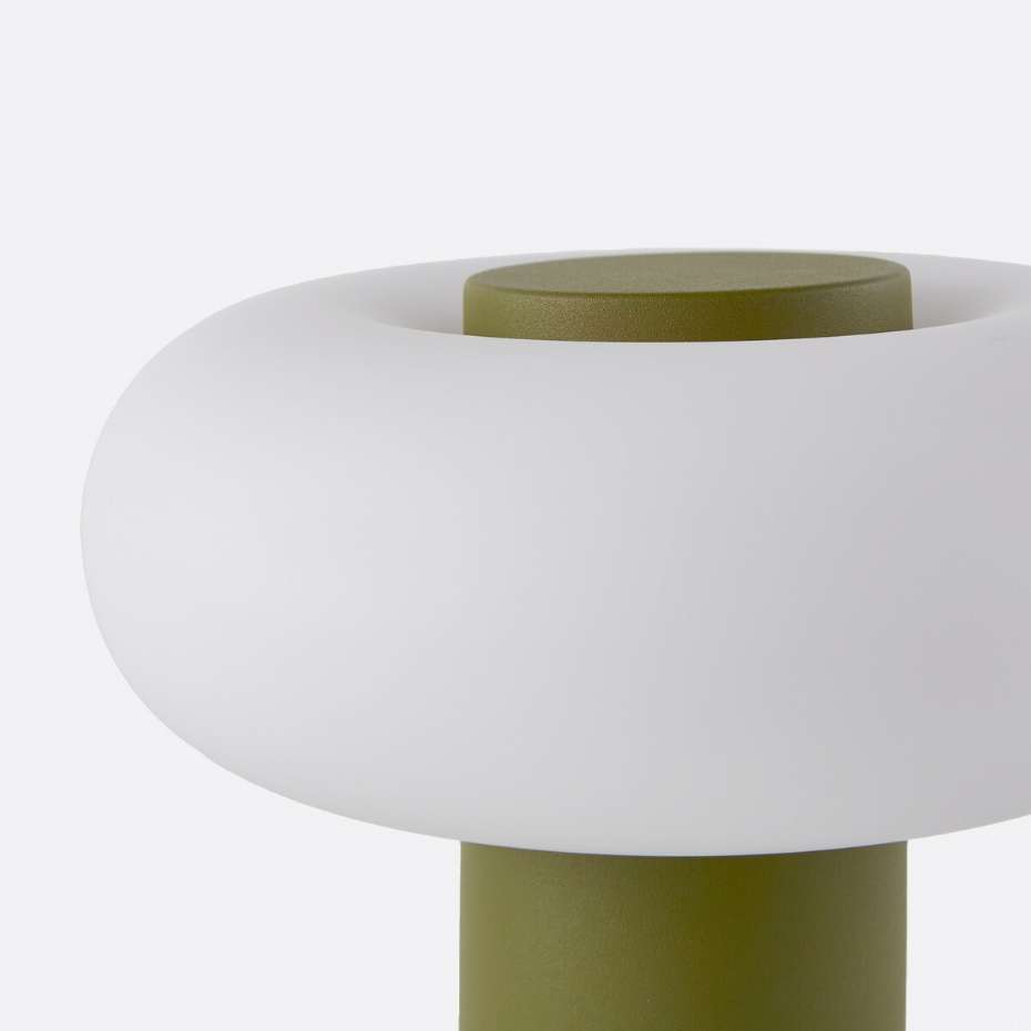 Lampe à poser, en métal fer et opaline, H25,6 cm, OMER