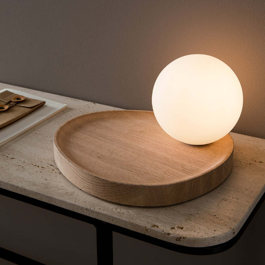 Lampe à poser, globe opaline/chêne, Hannasta