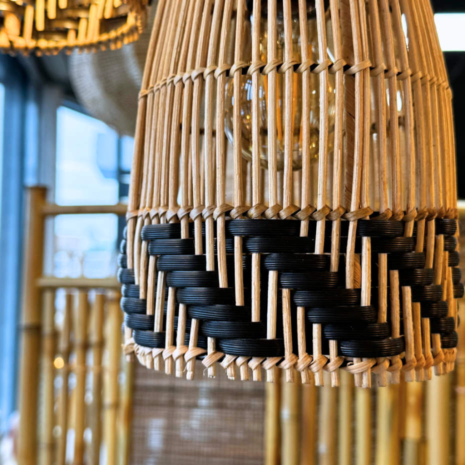 Petite suspension en rotin naturel et noir KOB