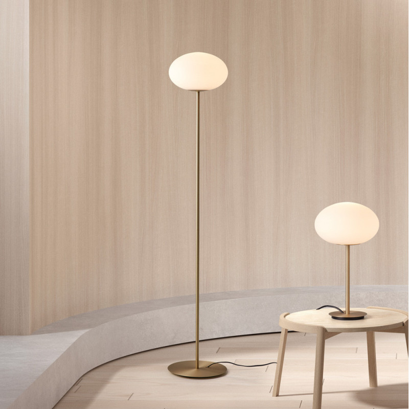 Lampadaire Press laiton mat et globe verre blanc