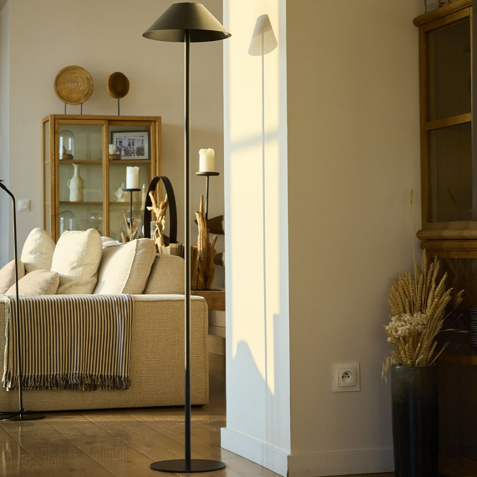 Lampadaire solaire NERIO TALL en acier noir H150cm