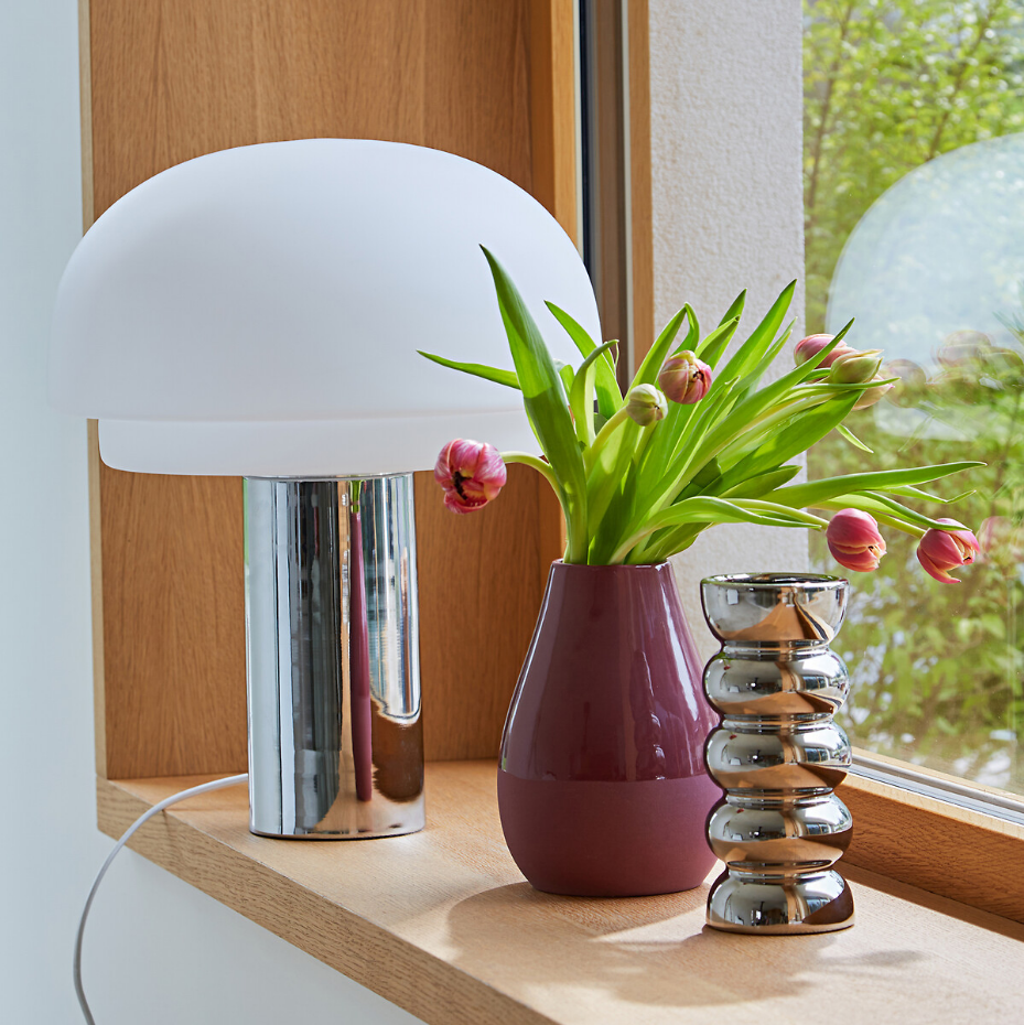 Lampe en verre opalin et métal fer chromé, hauteur 43,1 cm, AGATHILDA
