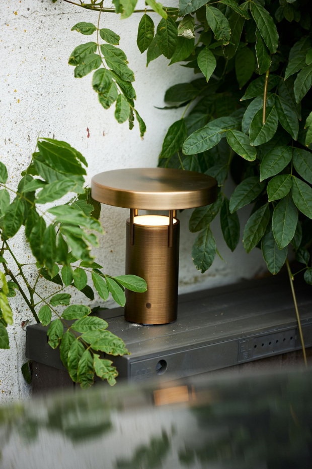 Lampe portable en acrylique et fer BRINGME