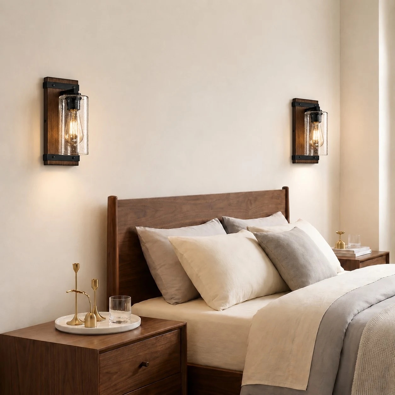 Aplique de pared de cristal industrial vintage instalado junto a una cama.