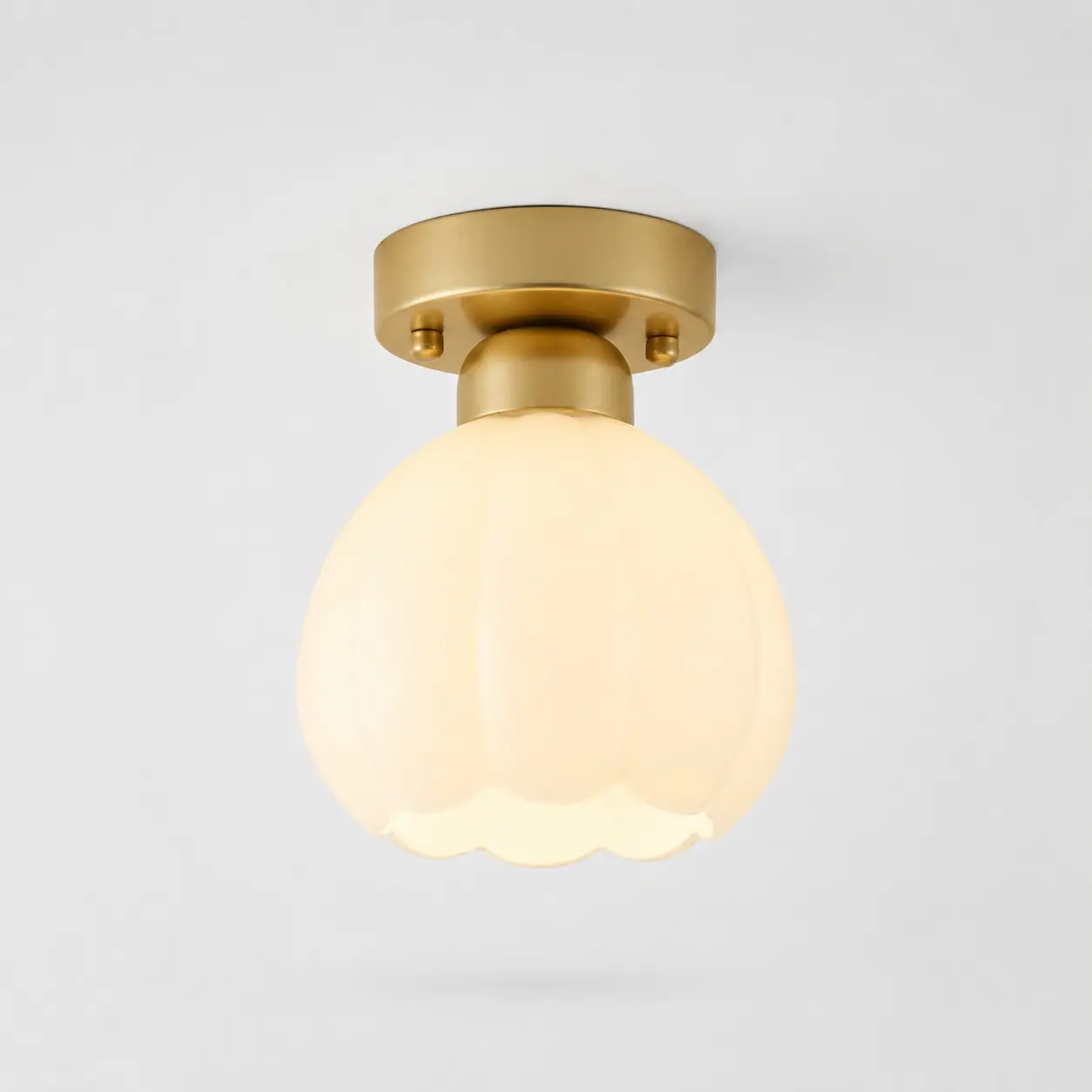 Taklampa med blommotiv i mjölkglas i järn med guldfinish