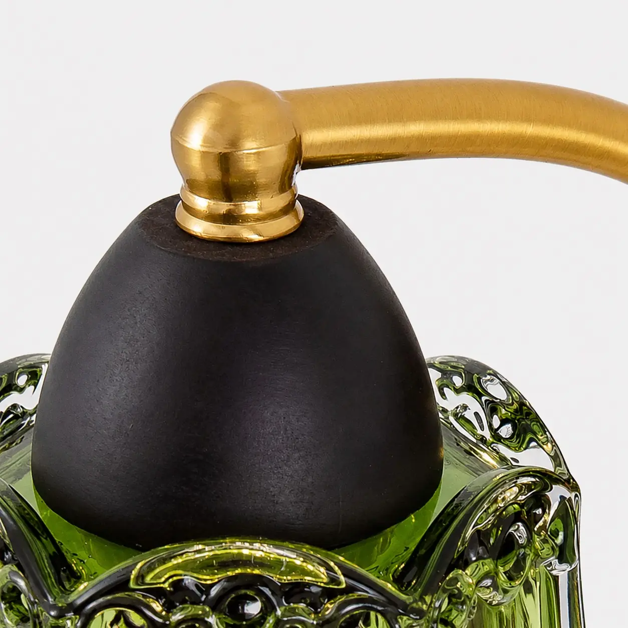Mässingsfärgad arm och mörk lamphållare