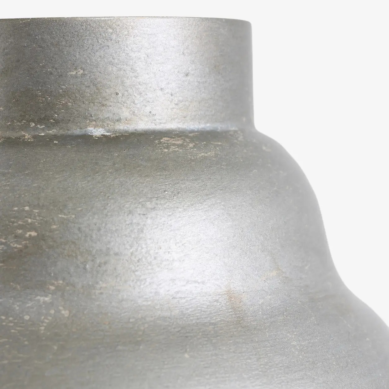 Details der Oberfläche des Lampenschirms aus patiniertem Metall