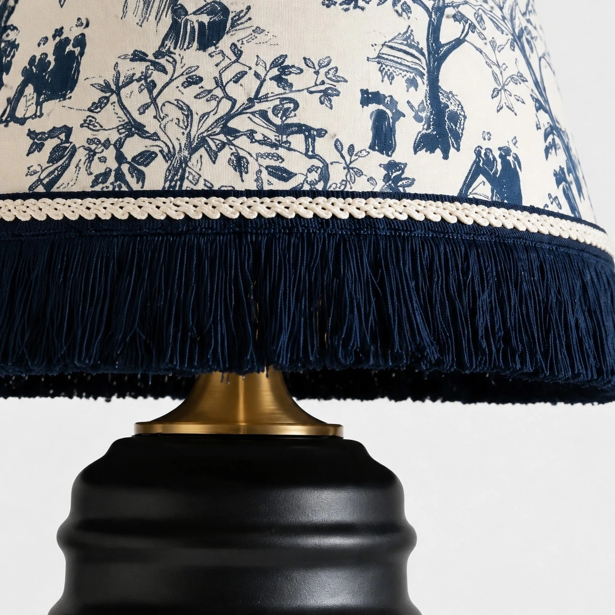 Broderad keramisk bordslampa