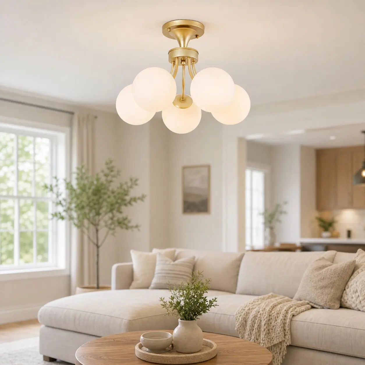 Goldene Kugel-Deckenleuchte in einem hellen, modernen Wohnzimmer