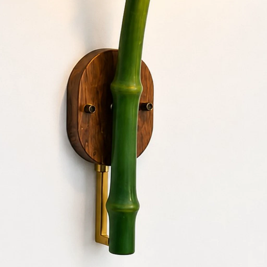 Détail sculpté du bord d'une feuille de Monstera