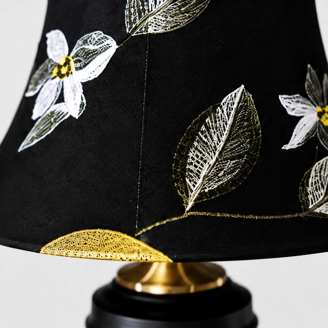 Broderad keramisk bordslampa