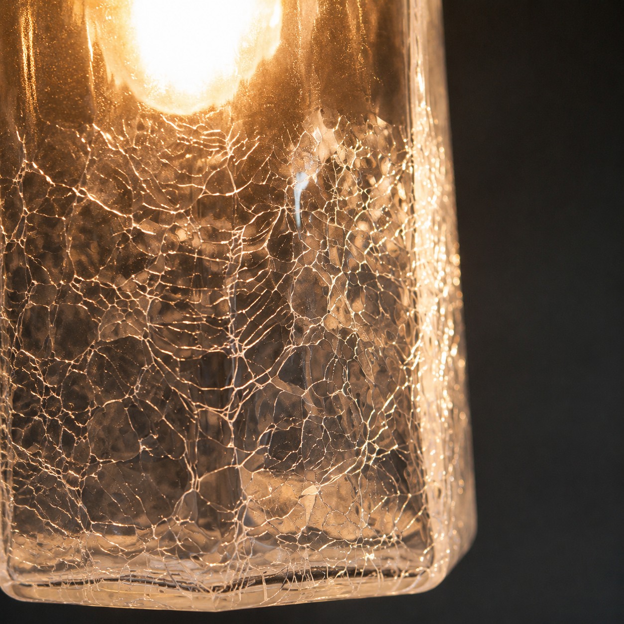 Détail de texture de verre craquelé illuminé