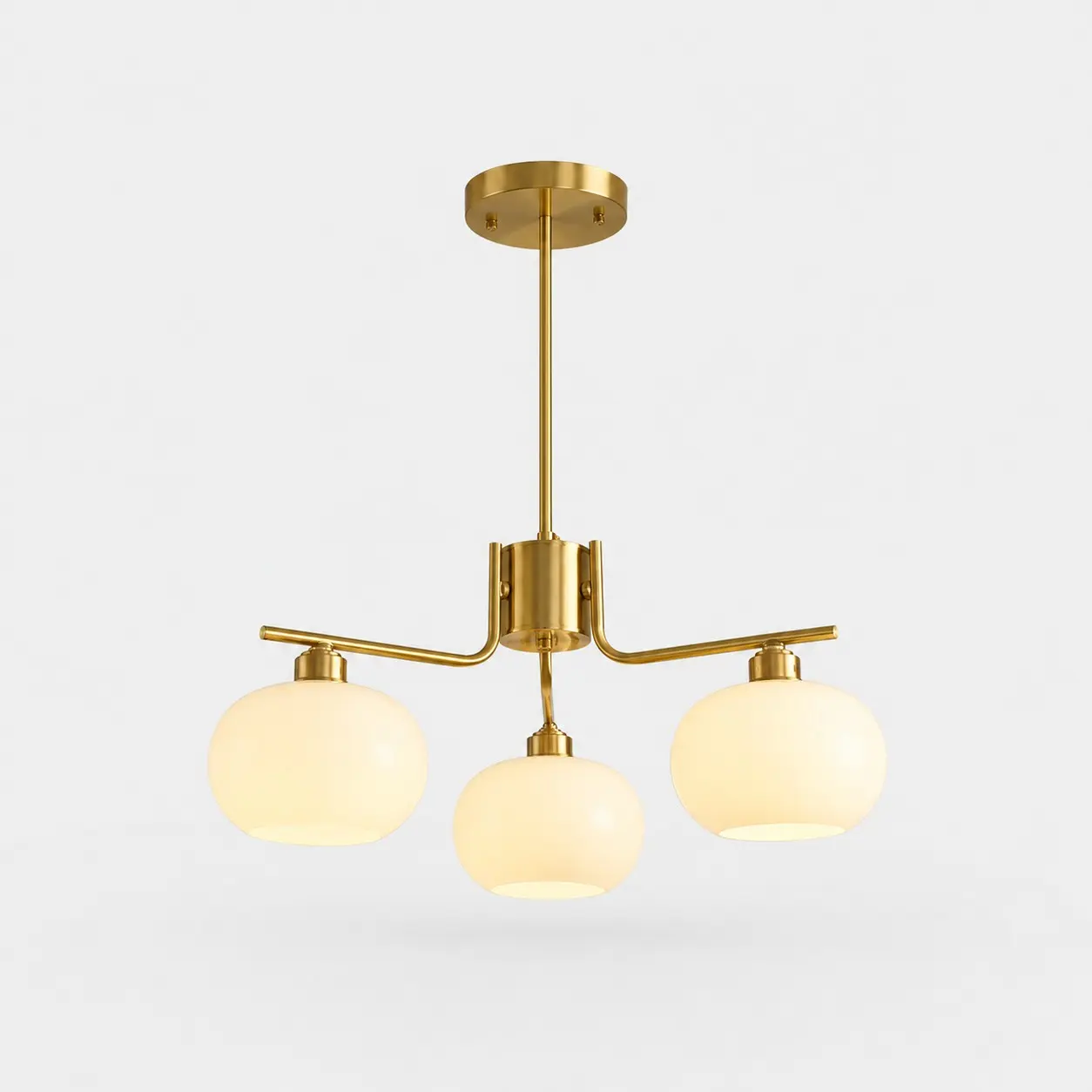 Lámpara de araña de tres luces de latón macizo dorado con pantalla de cristal opalino.