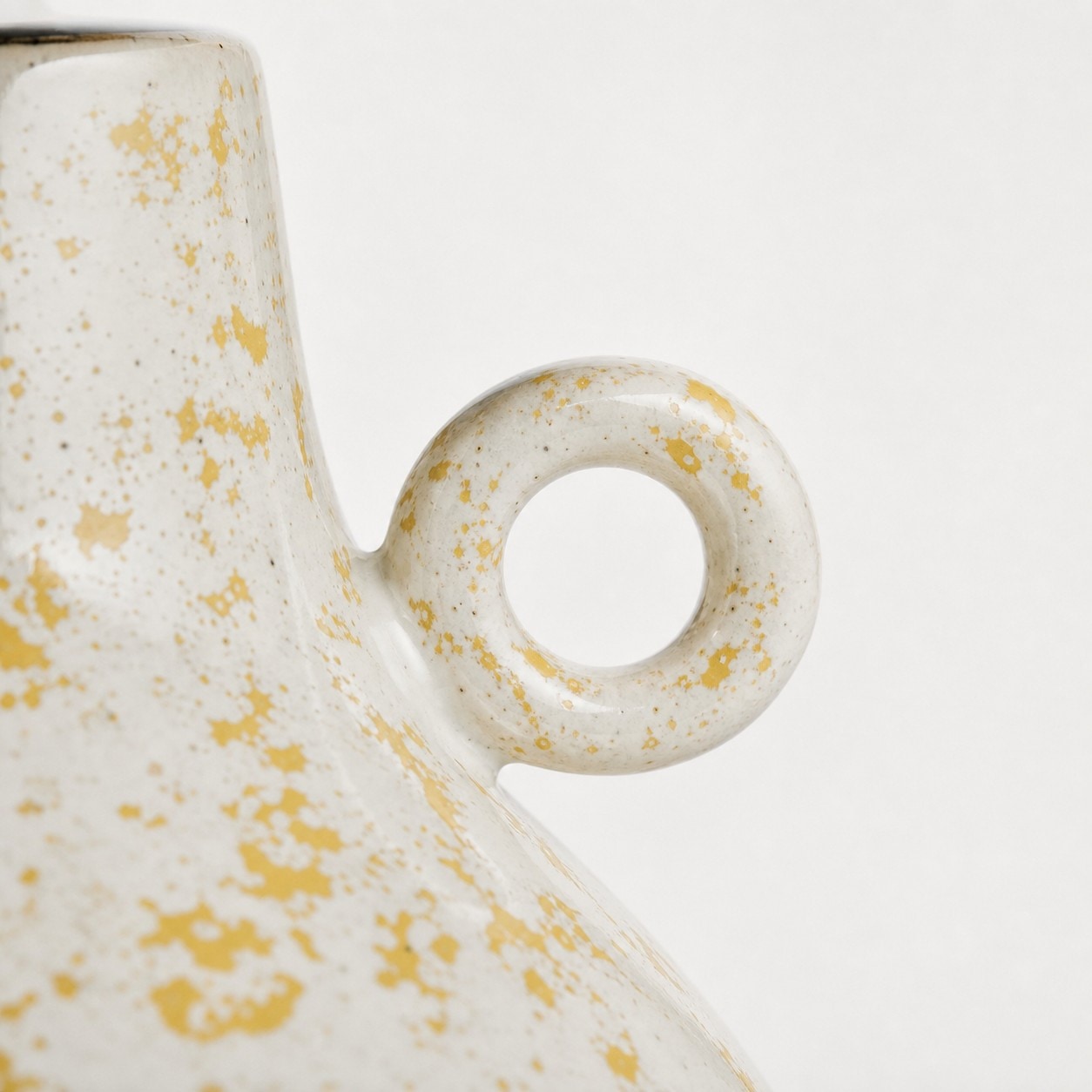 Widok z bliska na detale okrągłej pętli bocznej ceramicznej lampy stołowej