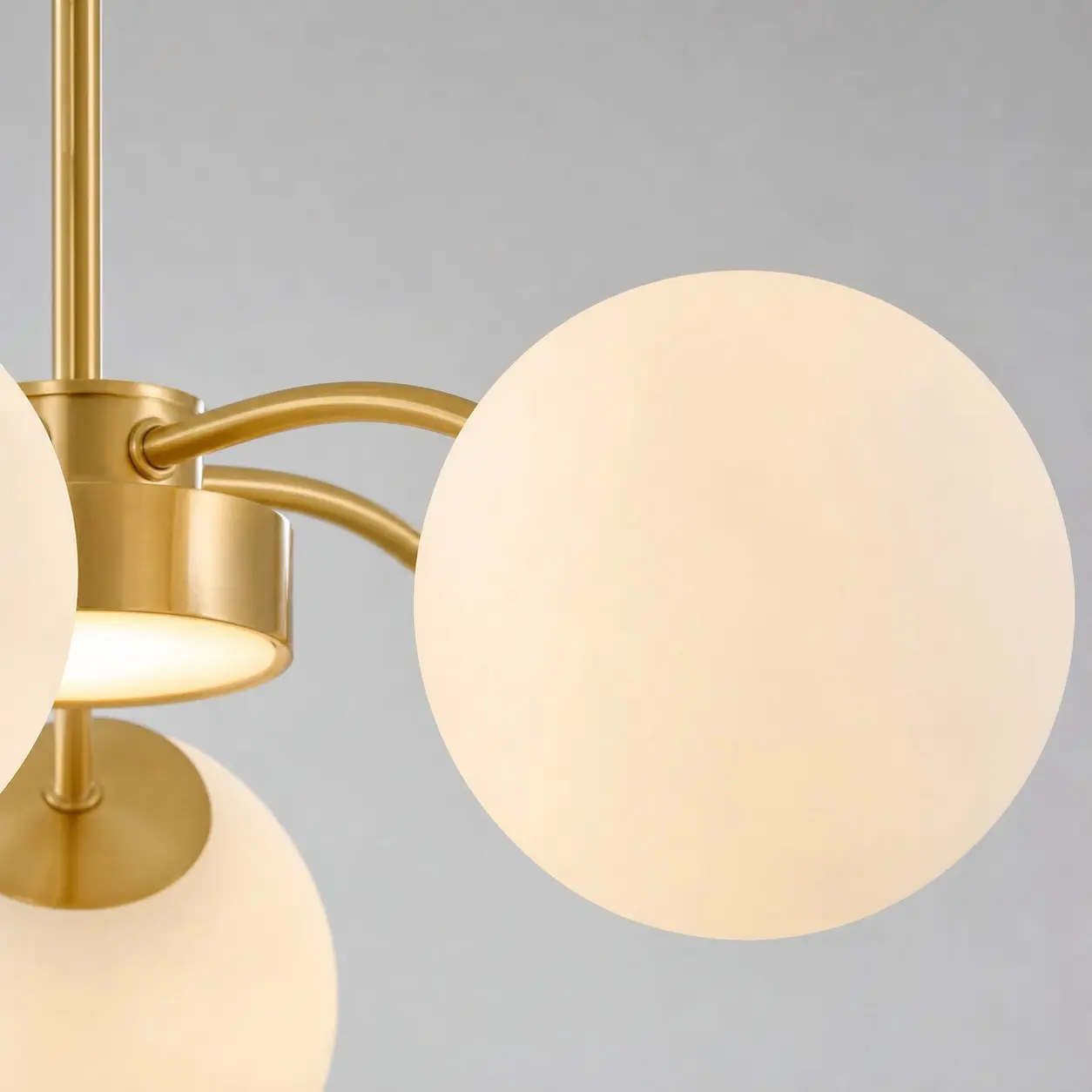 Abat-jour globe en verre opalin illuminé
