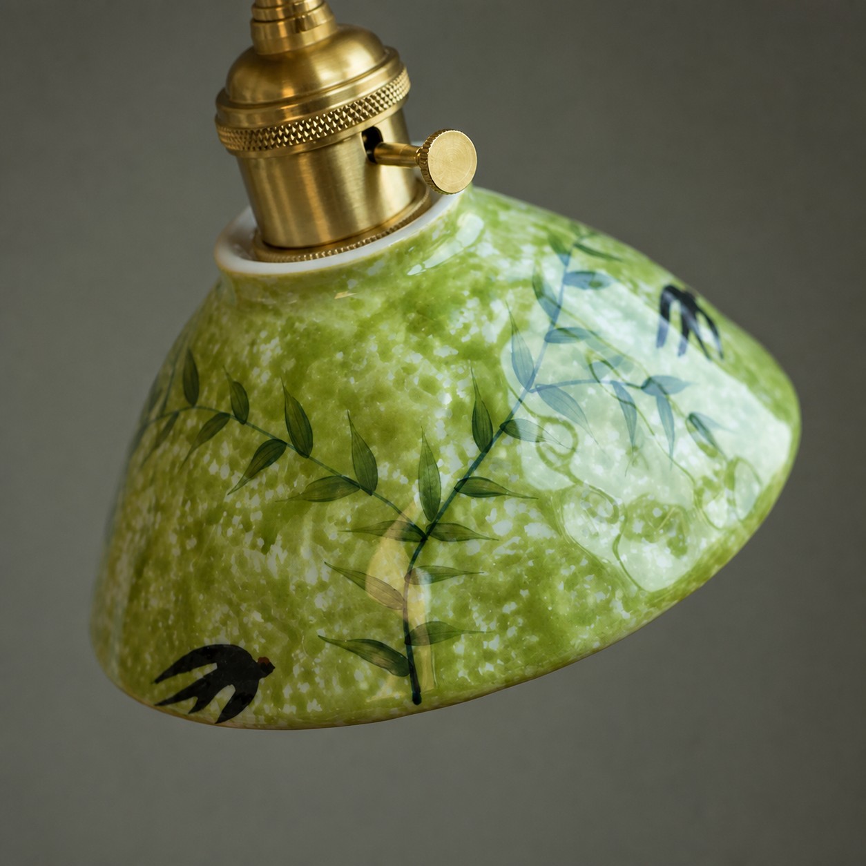 Smaltatura in ceramica a cupola arrotondata e dettagli della ferramenta di fissaggio.