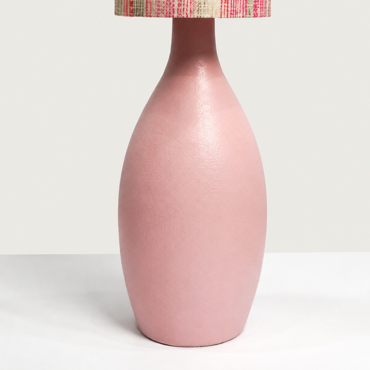 Stolní lampa Liberty z keramické látky s růžovými pruhy