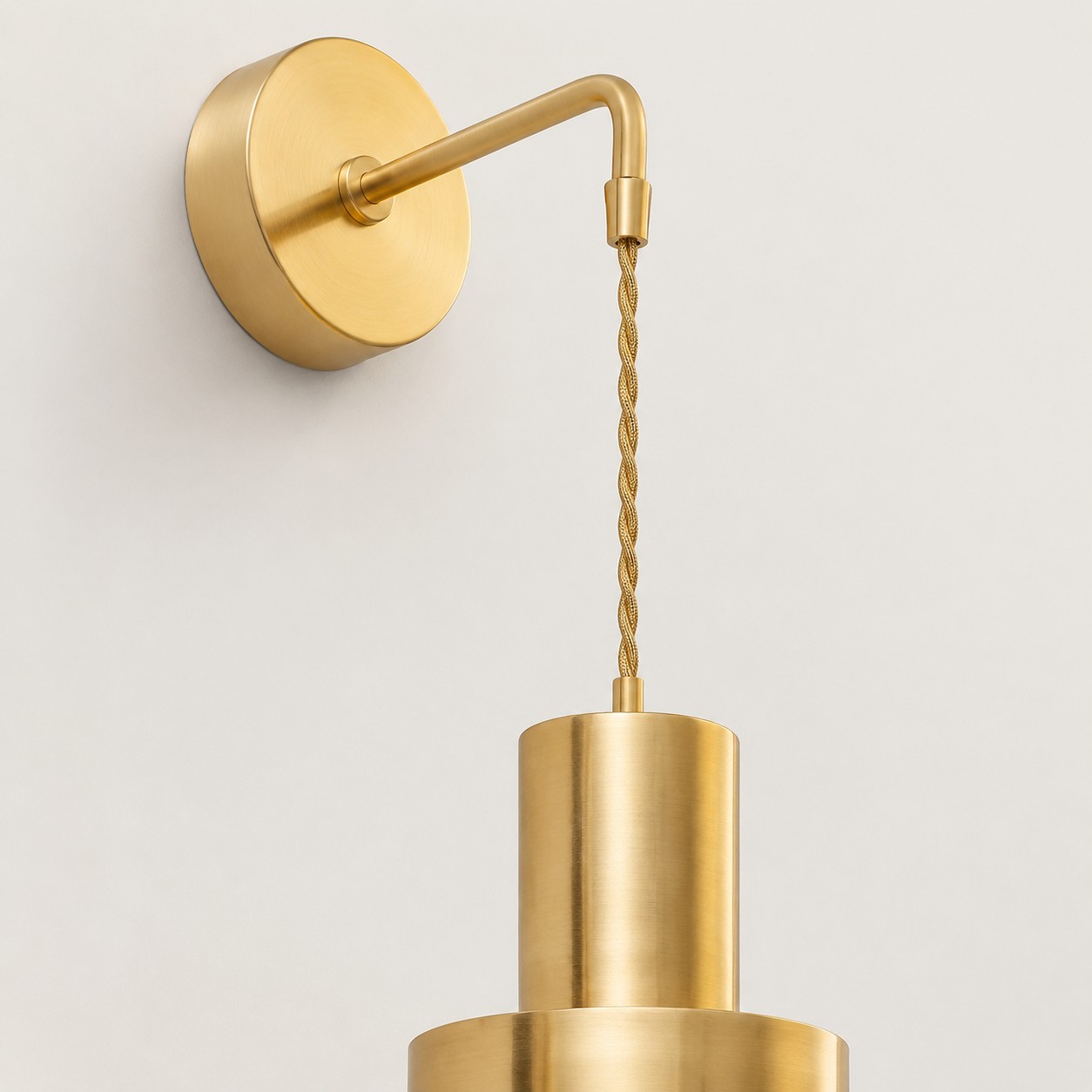 Lámpara colgante: La versión suspendida por cadena crea un elemento decorativo vertical junto a la cama sin ocupar espacio en la mesita de noche.