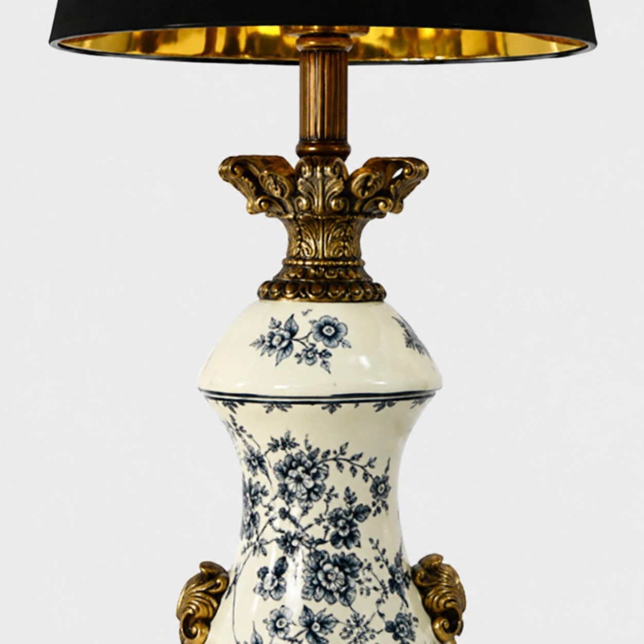 Porcelánový květinový korpus s vyvýšenými ozdobnými prvky