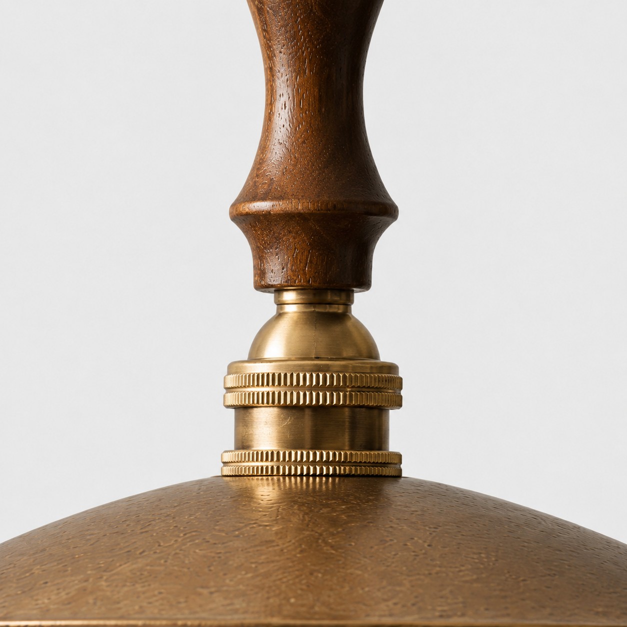 Nahaufnahme von Walnussholz- und Messingdetails