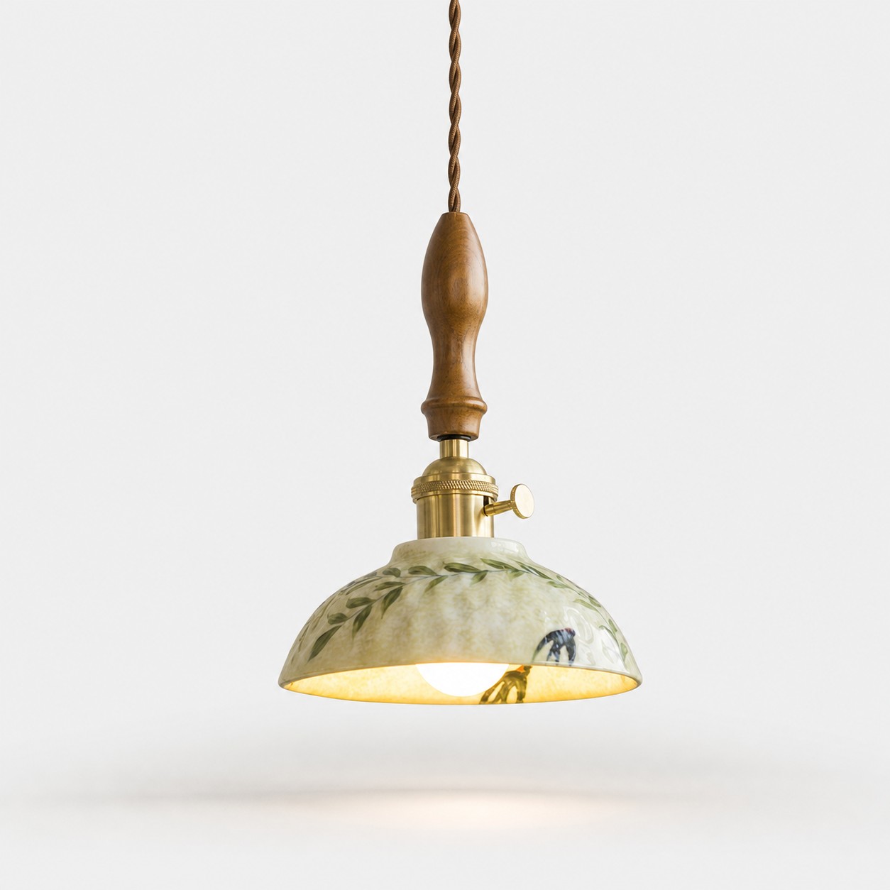 Lampadario a sospensione a cupola arrotondata in ceramica smaltata con decorazioni botaniche.