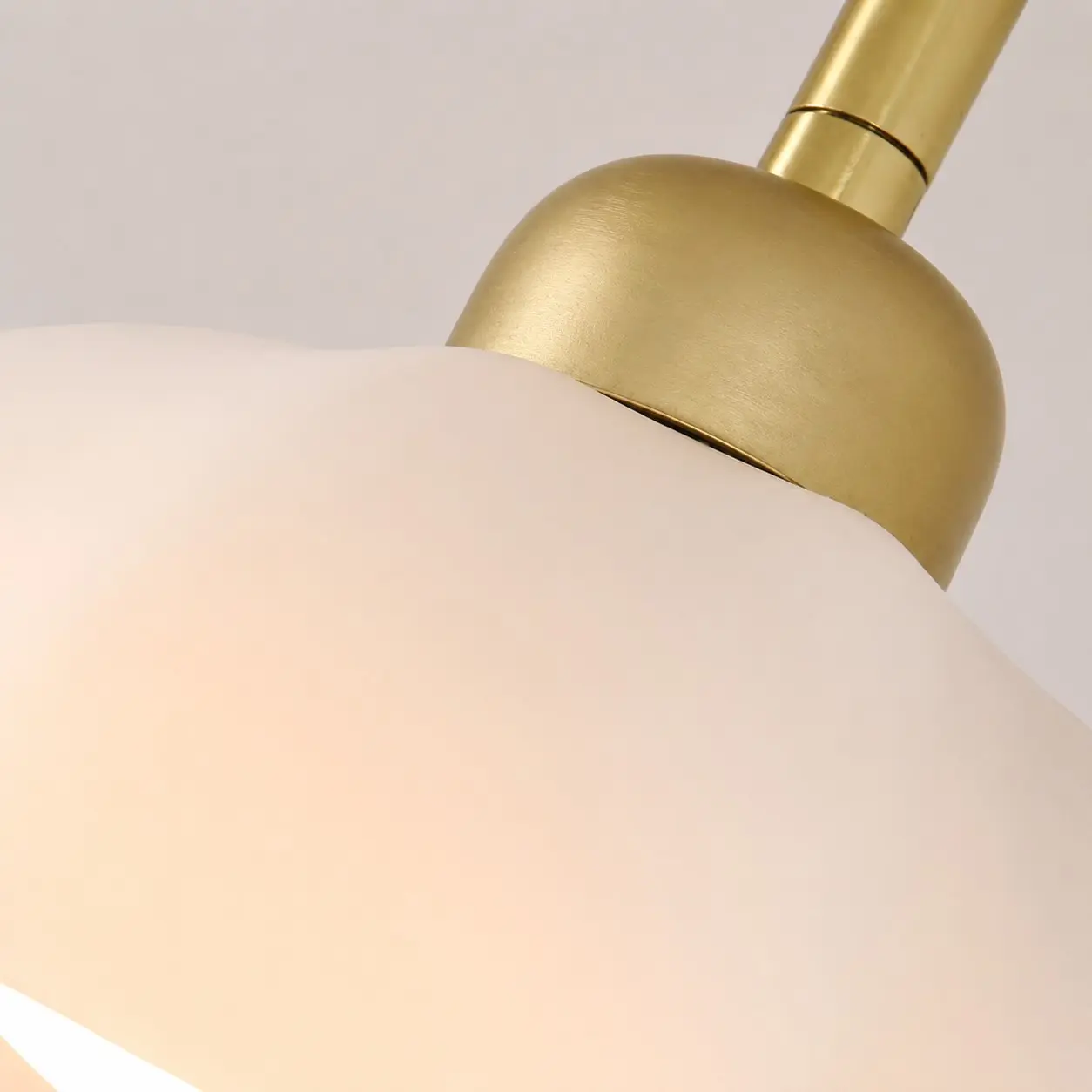 Detail spojení ramene lustru a stínidla
