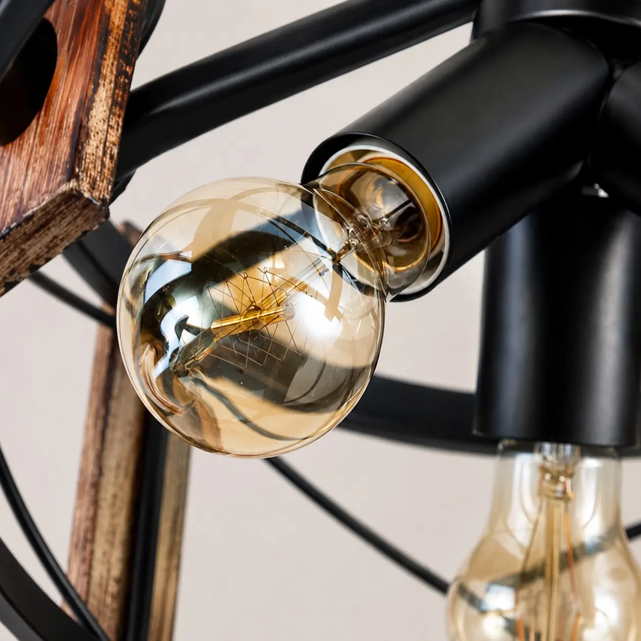 Detailní záběr na objímku E27 a kovovou konstrukci