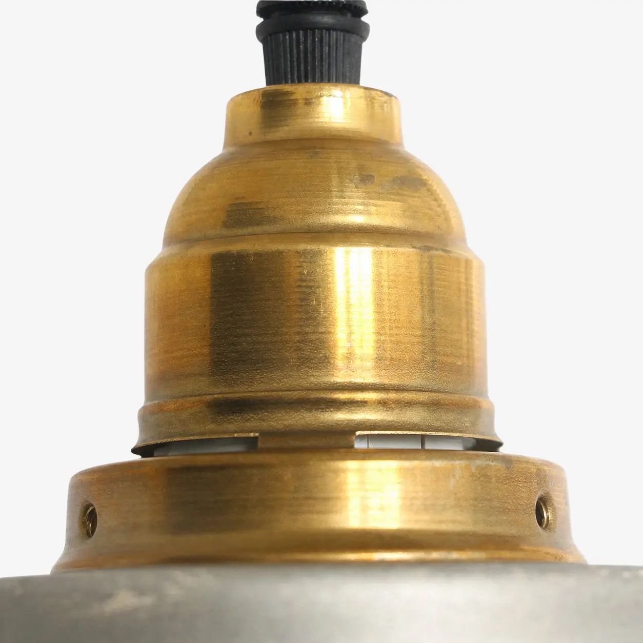 Detail eines antiken Lampenhalters aus Messing