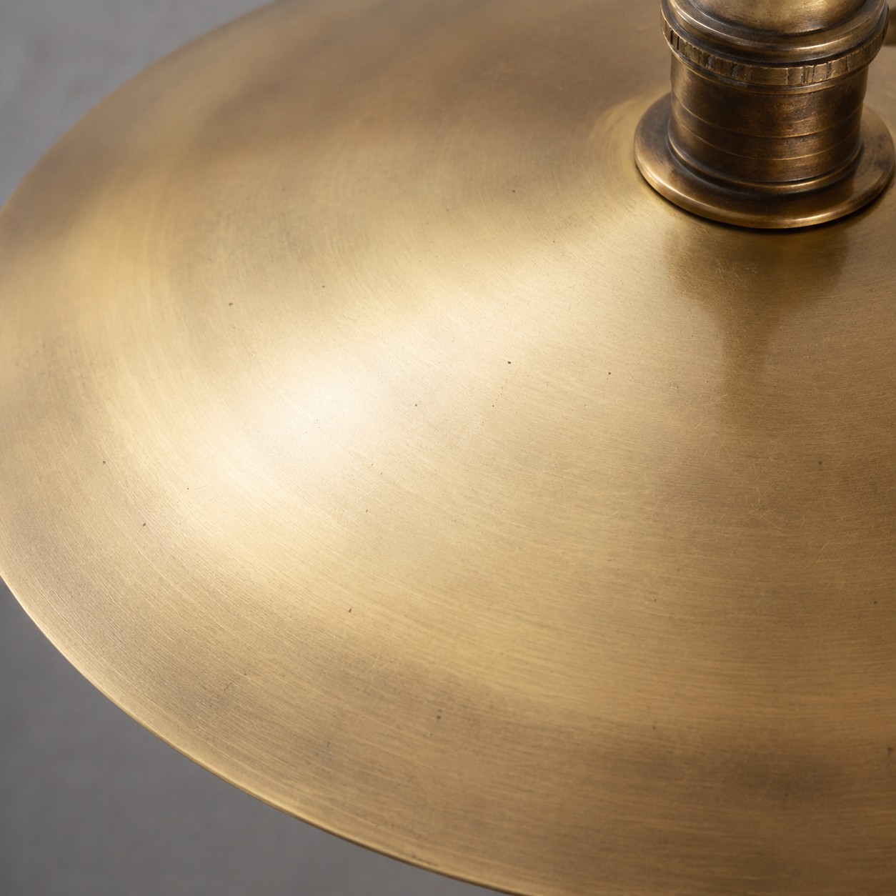 Detailweergave van de lampenkap en fitting van de Cantina wandlamp in antiek messing.