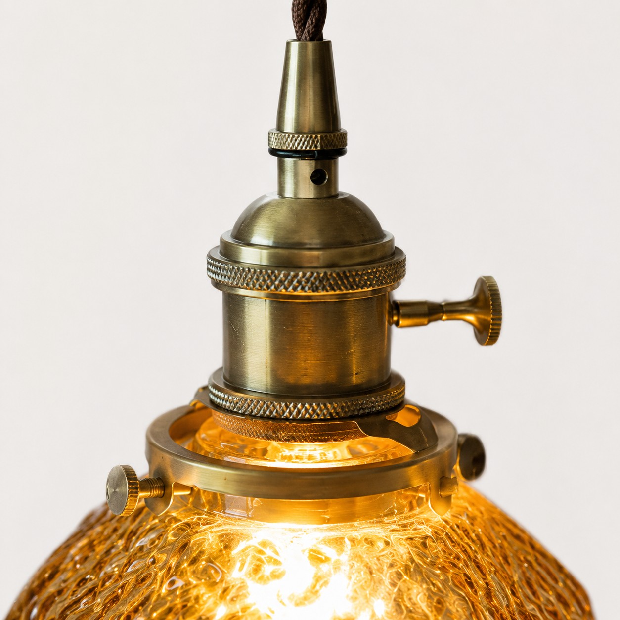 Lavorazione dei metalli d'ispirazione vintage con dettagli accuratamente stratificati.