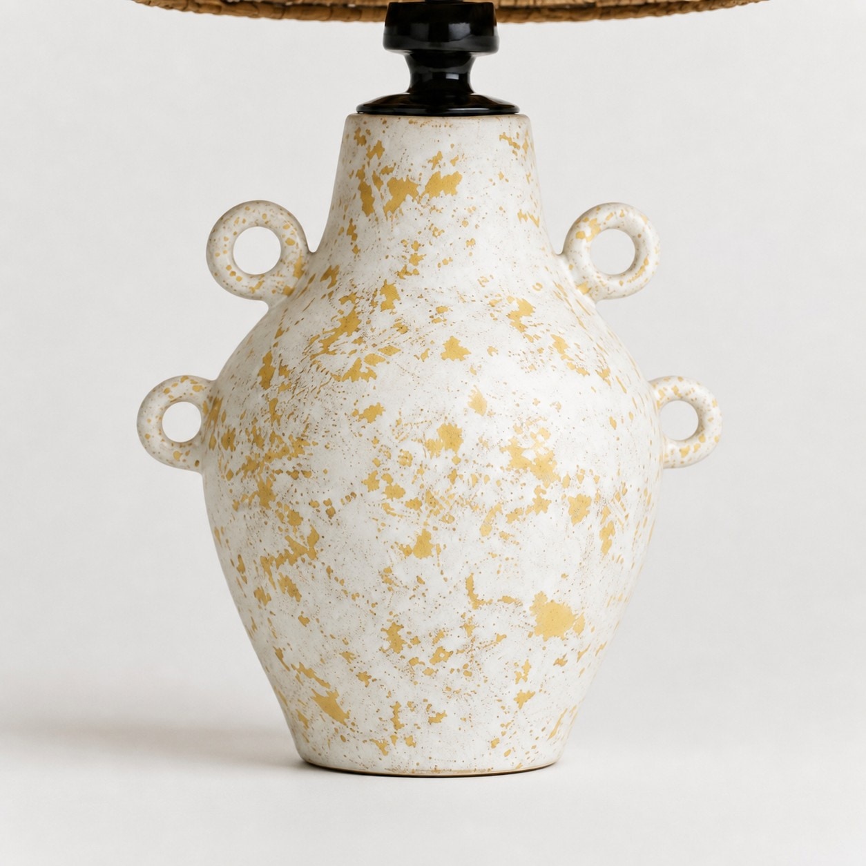 Ceramiczny korpus lampy stołowej w kształcie wazonu z wykończeniem w złote kropki