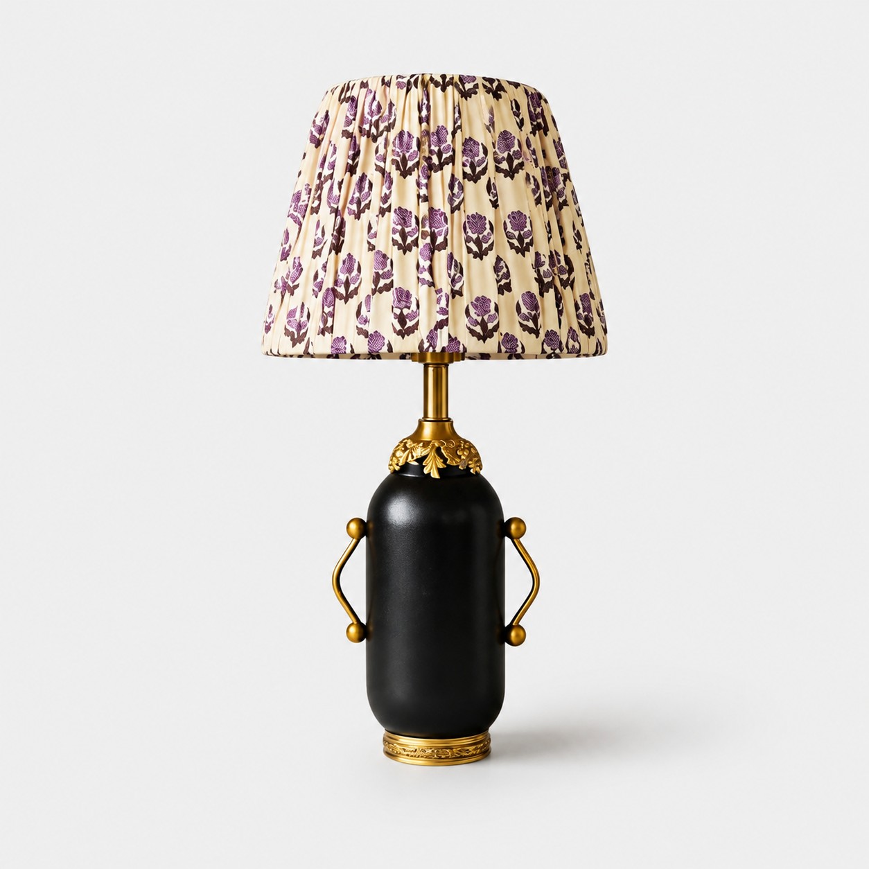Mattsvart bordslampa med lila blommig veckad skärm
