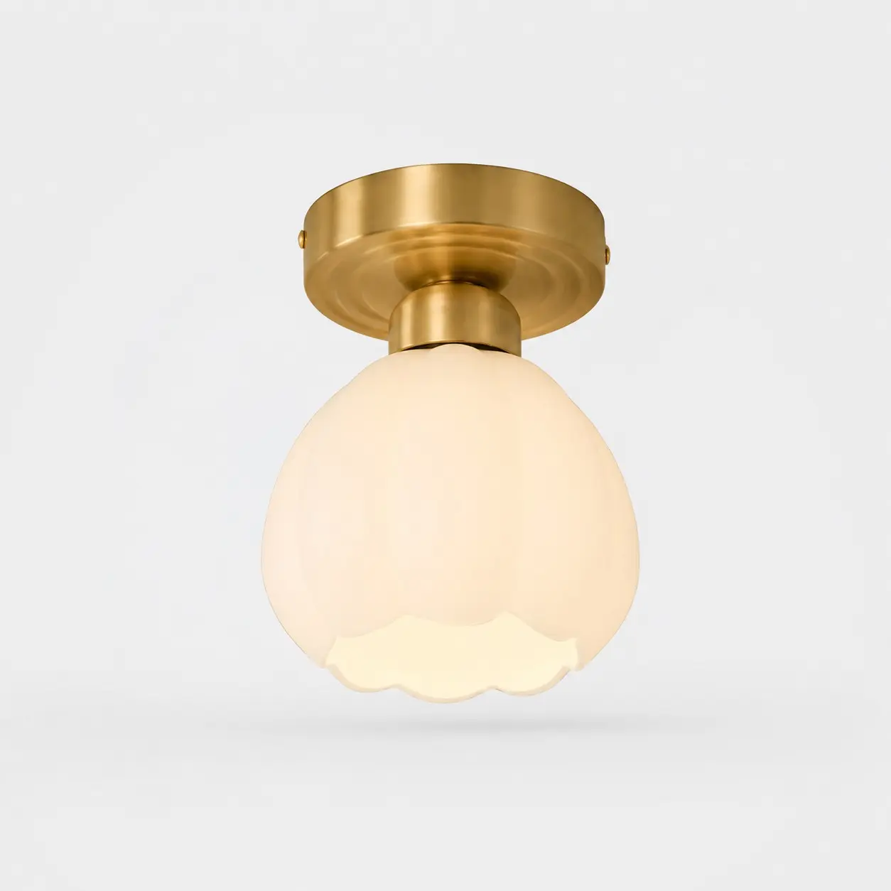 Taklampa med blommotiv i mjölkglas helt i koppar