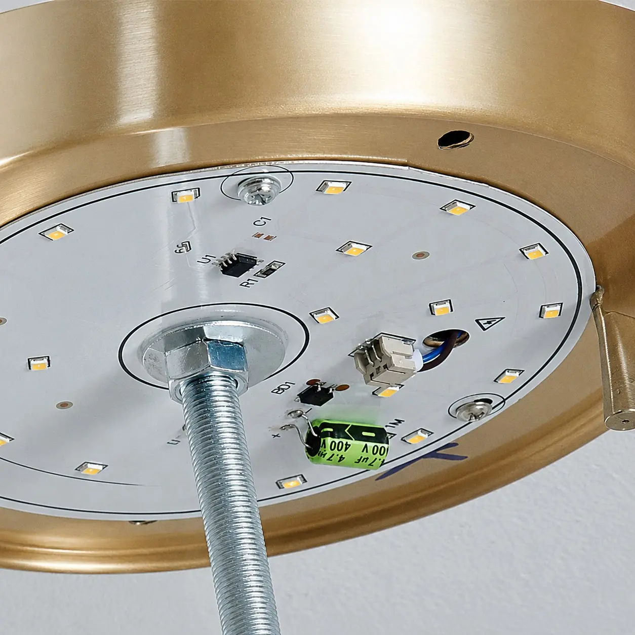 Integrerad LED-skiva inuti mässingstaklampan