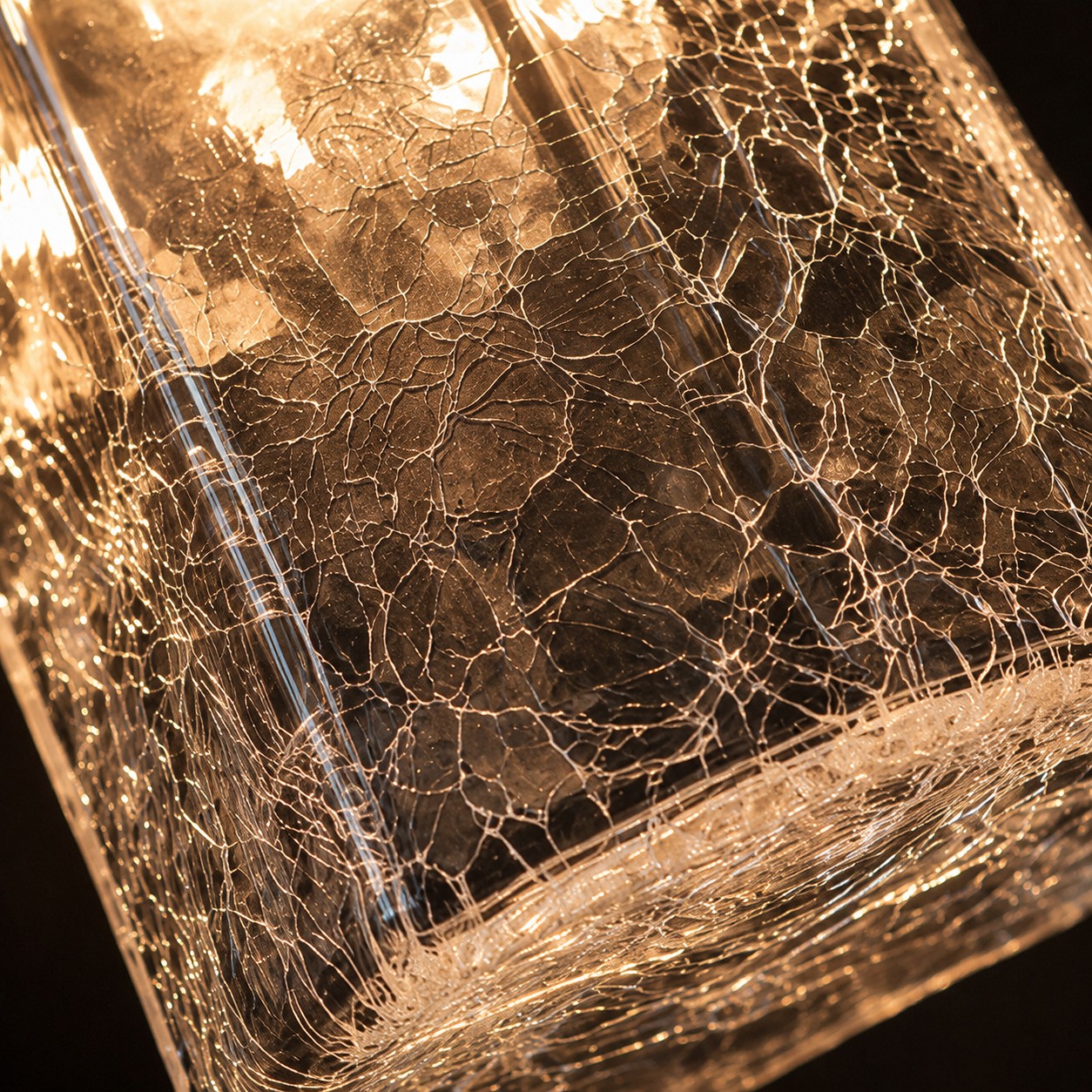 Pendentif en verre craquelé illuminé de l'intérieur
